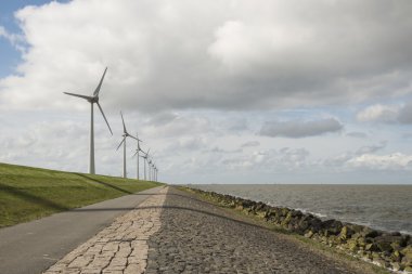 Hollanda dike yakın modern yel değirmenleri