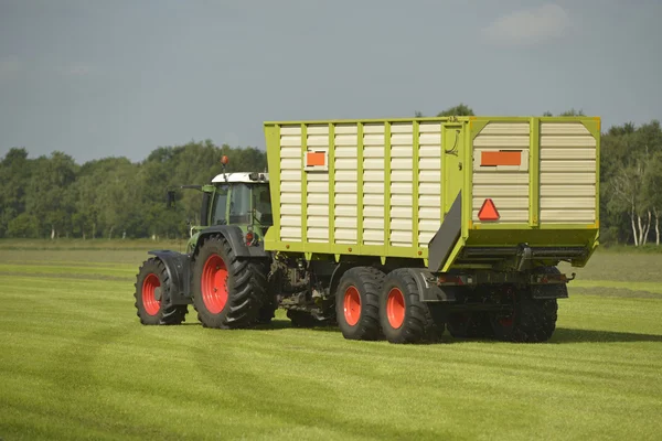 Vágott fű traktor szállítása — Stock Fotó