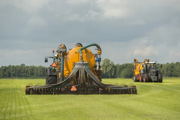 Injection de fumier liquide avec deux tracteurs — Photo