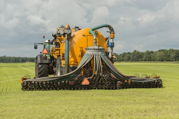 Injicering av flytande gödsel med traktor — Stockfoto