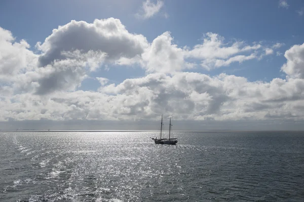 Flamanca Wadden Denizi ile Yelkenli tekne üzerinde güneş — Stok fotoğraf