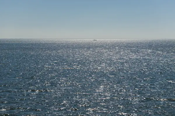 Sol sobre o Mar de Wadden holandês com barco de pesca — Fotografia de Stock