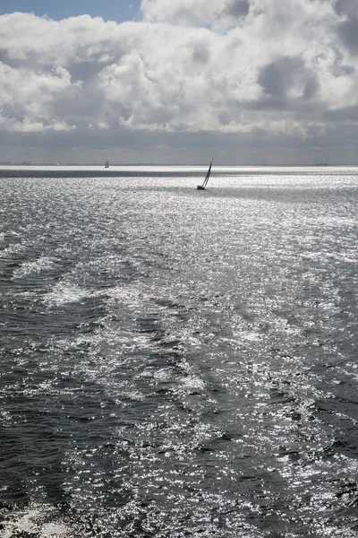 Sun over the Dutch Wadden Sea with sailing boat — Stock Photo, Image