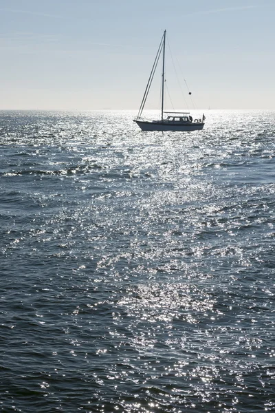 Sailing boat against the sun — Stock Photo, Image