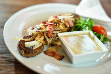 Izgara şiş kebap. Masaya yakın olsun.