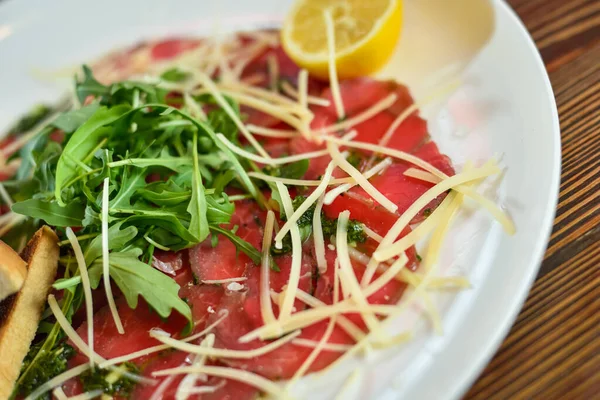 Siyah angus etli carpaccio. Parmesan peynirli.