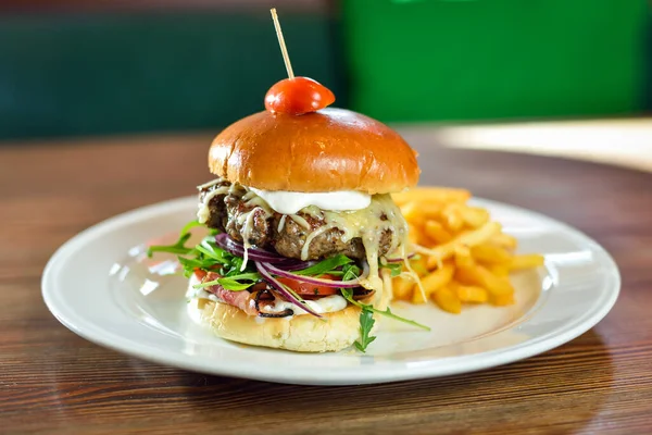 Burger Frytkami Kotlet Serem Pomidorem — Zdjęcie stockowe