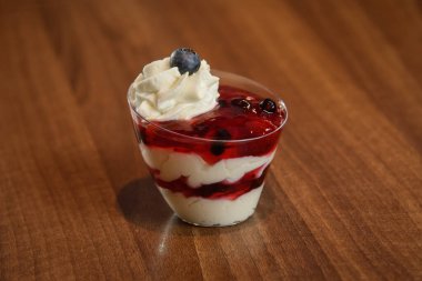Yabanmersinli Pannacotta, çilek soslu, İtalyan tatlılı.