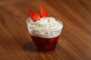 Krem şantili bir kase çilek..