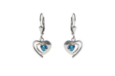 Kalp şeklinde gümüş küpeler.