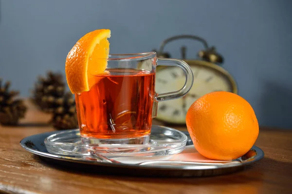Sıcak Aperol Spritz kokteyli. Taze portakalla süslenmiş ahşap bir masada.
