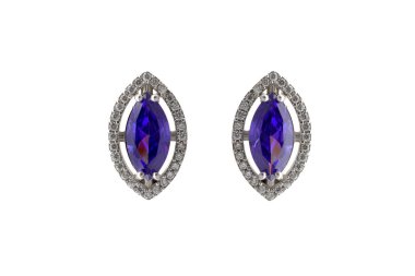 Kulaklarındaki küpeler gümüş ve altından yapılmış kristaller.