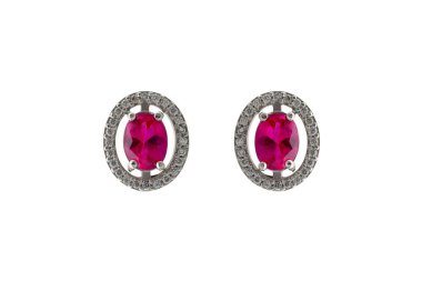 Kulaklarındaki küpeler gümüş ve altından yapılmış kristaller.