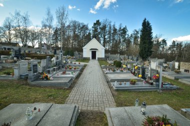 Mezar taşları haç şeklinde, melekler. Bir sürü süslü mezar.