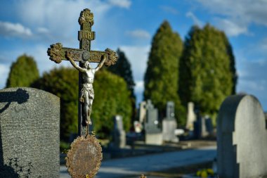 Mezar taşları haç şeklinde, melekler. Bir sürü süslü mezar.