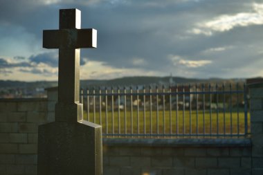 Mezar taşları haç şeklinde, melekler. Bir sürü süslü mezar.