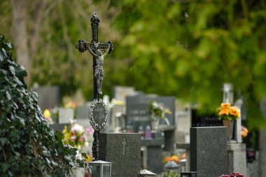 Mezar taşları haç şeklinde, melekler. Bir sürü süslü mezar.