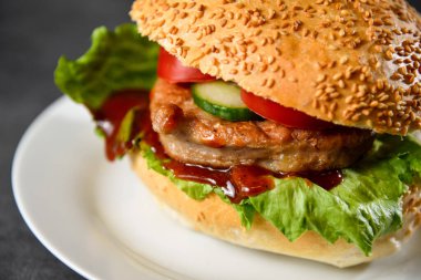 Biftek, domates, marul ve soğanlı çizburger.