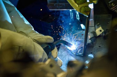 Fabrikadaki çelik kaynak fabrikasında sanayi işçisi