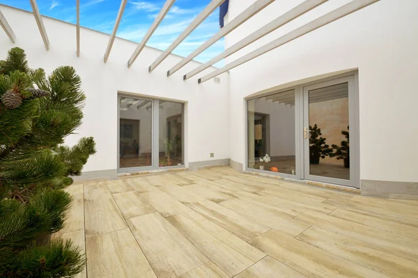 Mimari, ağaçlı yeni apartman terası.