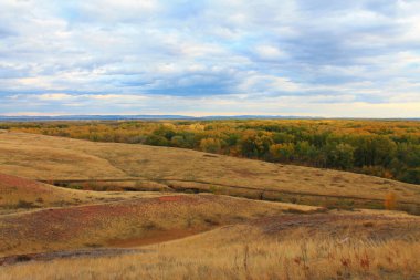 Kızıl Dağ, uzak ormanda ve alçak bulutlarda