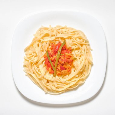 Beyaz tabakta kızarmış sebzeli spagetti. vejetaryen yemeği
