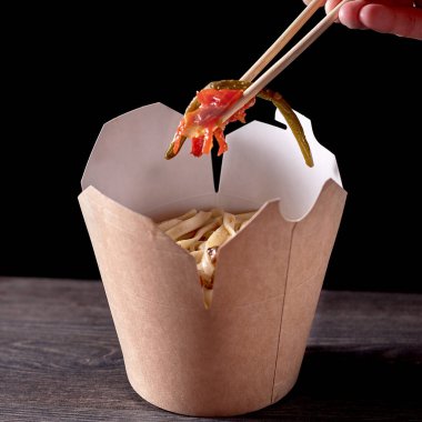 Baharatlı sosisli spagetti beyaz arka planda tek kullanımlık konteynırda