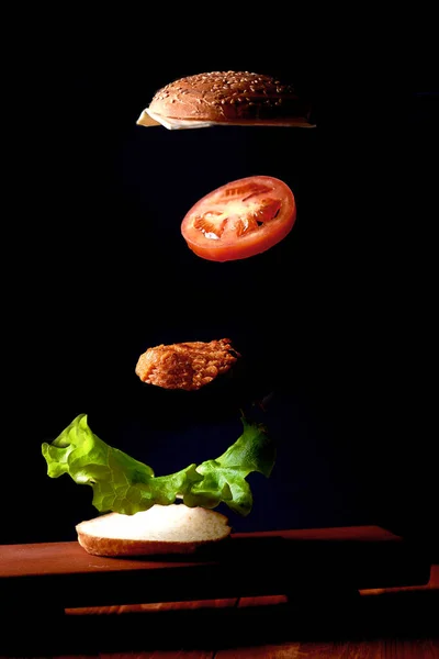 Terbang Sayuran Dan Roti Sandwich Dalam Levitasi — Stok Foto