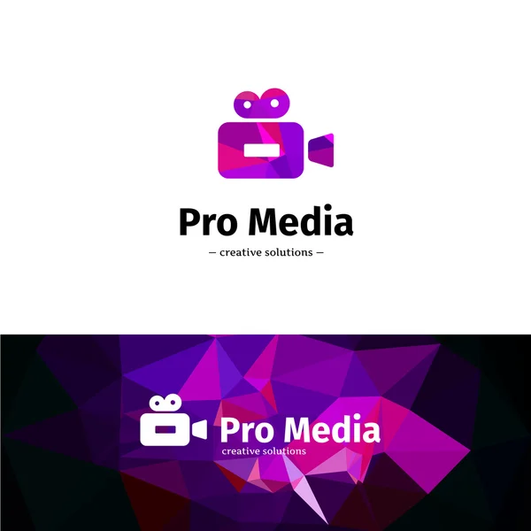 Logo della fotocamera a basso poli vettore. Logotipo viola media business con sfondo geometrico — Vettoriale Stock