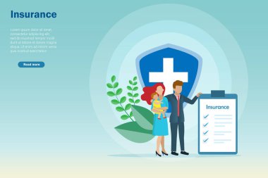 Sağlık sigortası ve tıbbi kalkan koruması olan bir çift bebeği kucağında tutuyor.. 