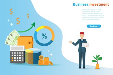 Finans yatırımlarından büyüme grafiği kârı olan bir iş adamı dizüstü bilgisayarı elinde tutuyor