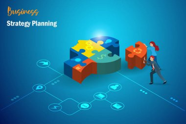 İş adamı ve yapboz birleştiren kadın eksik parçayı insan kafasındaki geri dönüşüm simgesiyle birleştiriyor. İş stratejisi planlaması, problem çözme, karar verme kavramı. 