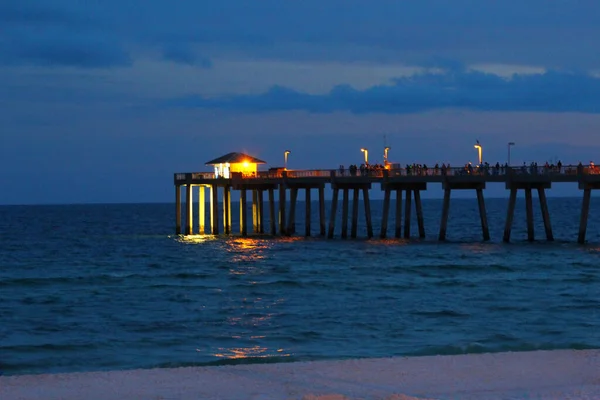 Destin Florida rıhtımında güneş batarken ışıklar açık