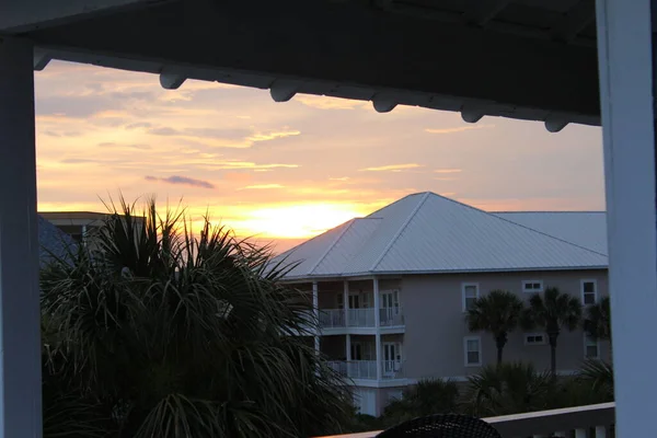 Destin Florida 'dan günbatımlı balkon manzarası
