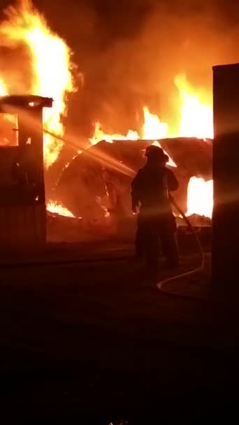 Feuerwehrleute Bekämpfen Einen Brand — Stockvideo