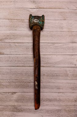 Kırık saplı eski bakır çekiç