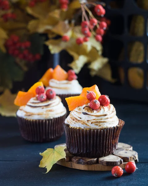 Magdalenas Calabaza Caseras Magdalenas Decoradas Con Merengue Bayas Trozos Calabaza — Foto de Stock