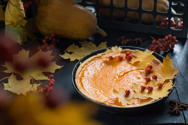 传统的自制南瓜馅饼 用秋天的叶子装饰在深色的木制背景上 有选择的焦点 万圣节或感恩节庆祝餐 — 图库照片