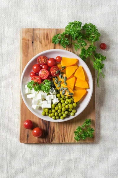 Balkabaklı salata, maydanoz, domates ve peynir, diyet için sağlıklı yemek. Üst görünüm