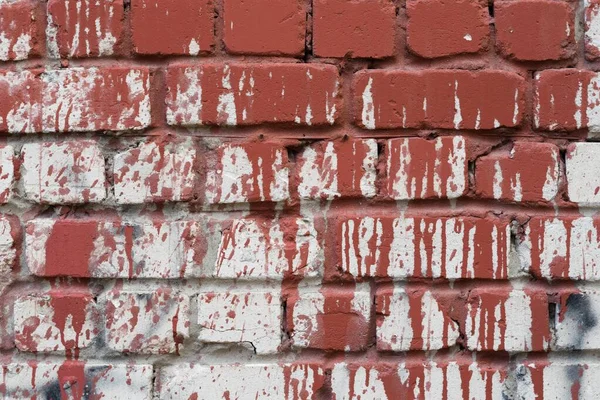Üzerinde kırmızı boya lekeleri olan eski gri tuğla duvar. Poster için taş dokusu, grunge tasarımı. Yatay yönelim