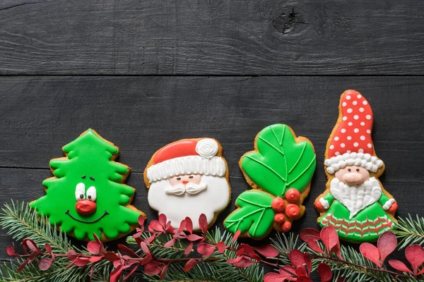 Noel dekoratif zencefilli kurabiyeler siyah ahşap masa üzerinde, telif alanı. Yeni yıl, Noel konsepti