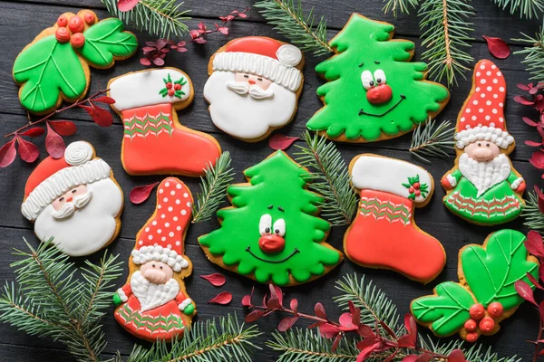 Siyah ahşap masada Noel oyuncakları şeklinde zencefilli kurabiyeler. Yeni yıl, Noel konsepti