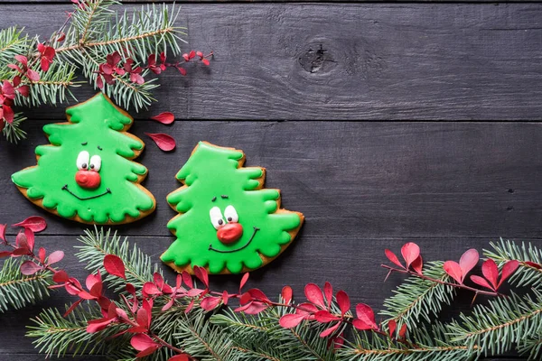 Vackra Christmas Pepparkakor Kakor Ett Svart Träbord Horisontell Ovanifrån Copyspace — Stockfoto