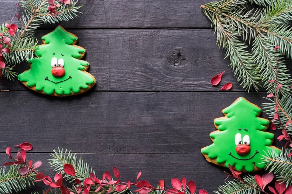 Vackra Christmas Pepparkakor Kakor Ett Svart Träbord Horisontell Ovanifrån Copyspace — Stockfoto