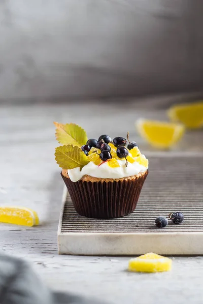 Böğürtlenli ev yapımı limonlu kek ve gri ahşap arka planda mascarpone peyniri, seçici odak