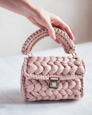 Açık arkaplanda el yapımı güzel bir kadın çantası, seçici bir odak