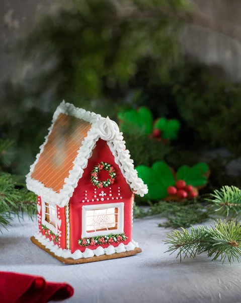 Vackert Rött Pepparkakshus Grå Bakgrund Selektivt Fokus — Stockfoto