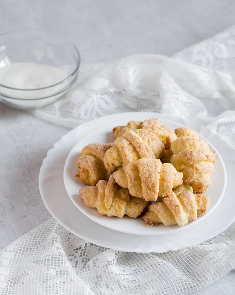 Biscoitos Caseiros Queijo Cottage Bagels Rogaliki Com Açúcar Placa Branca — Fotografia de Stock