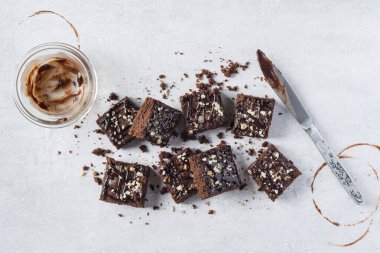 Bıçaklı çikolatalı kek kareleri, gri arka plan, üst manzara, at eğilimiyle ilgili. Düz yerde yemek vardı.