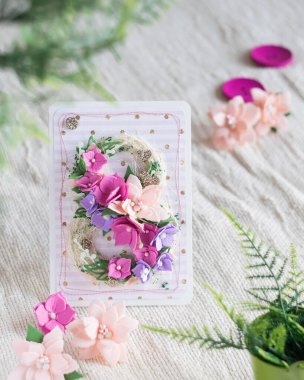 Çarşaf arka planında sekiz figürlü bir bahar kartpostalı. El yapımı, hatıra defteri.